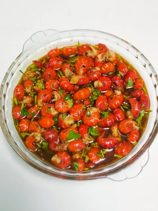 信息图表:环形图展示250g小龙虾尾肉中蛋白质(43.8g)、不饱和脂肪酸(0.92g)、虾青素(1.86mg)、锌(5.2mg)、维生素B12(3.4μg)的占比;右侧配显微照片显示虾尾肌纤维中橙红色虾青素结晶颗粒,标注‘天然抗氧化活性’ 小龙虾尾肉营养成分可视化图表