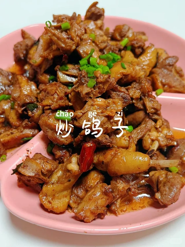 鸽子焯水过程特写:不锈钢锅中清水微沸,乳鸽半浸其中,水面浮起细腻白色泡沫,灶火为中小火,温度计显示85℃ 鸽子焯水过程特写:不锈钢锅中清水微沸,乳鸽半浸其中,水面浮起细腻白色泡沫,灶火为中小火,温度计显示85℃