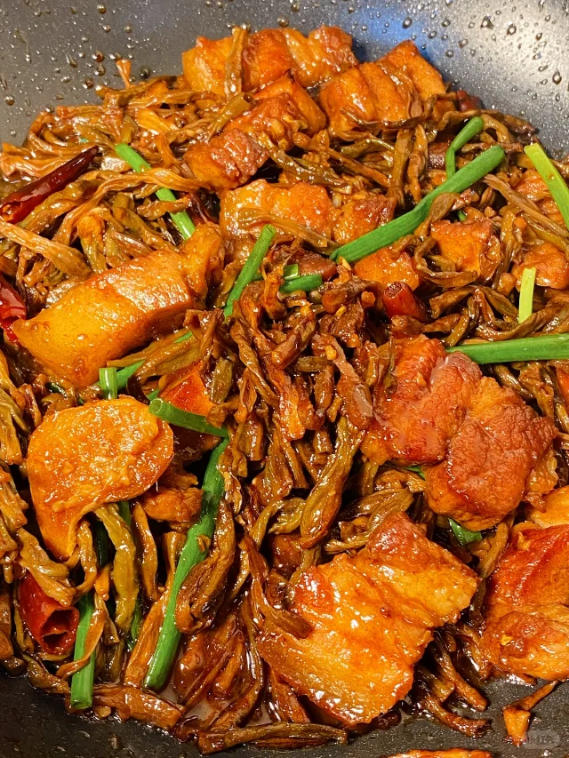 全景图:线椒土豆焖烧肉成品,展示酱汁浓稠度、线椒完整段状形态、土豆块酥软质感及五花肉油润色泽 线椒土豆焖烧肉全景:深褐色酱汁包裹着软糯土豆块与整段线椒,五花肉块呈琥珀红润色,散落葱段与浮油星,盛于青花瓷深盘中,背景为木质餐桌与竹编调料篮