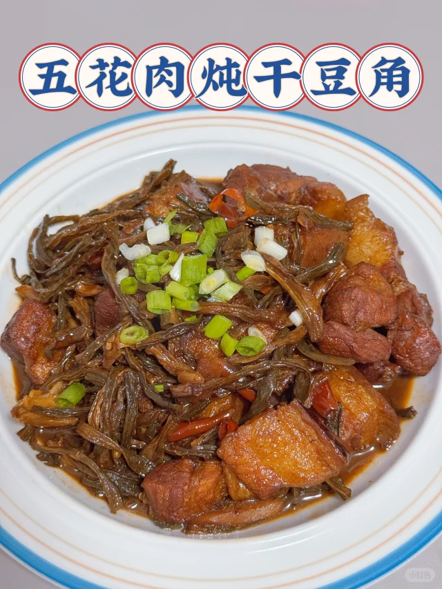 白不老豆角炖肉炖煮过程,锅中豆角与肉块炖煮中,汤汁渐浓 白不老豆角炖肉炖煮过程