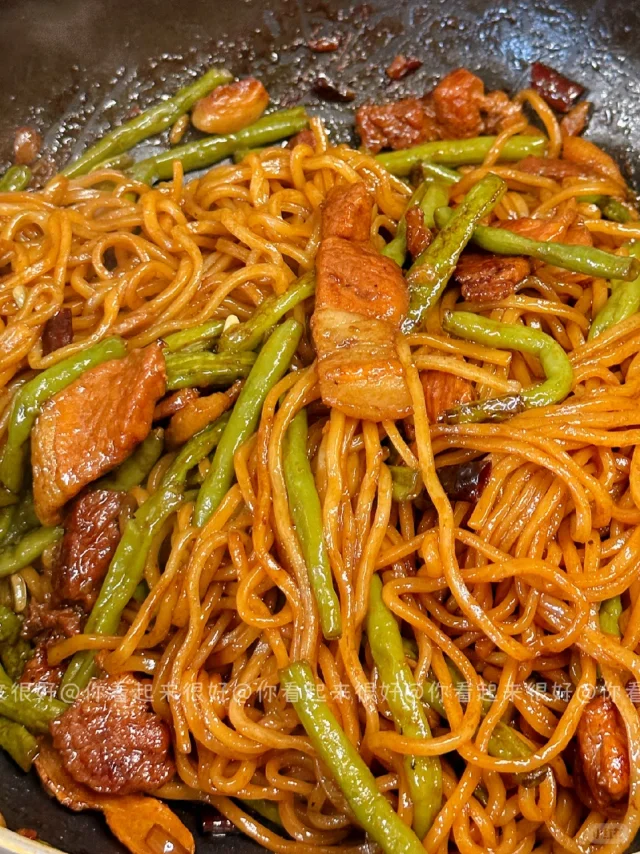 白不老豆角焖面翻拌与收汁过程