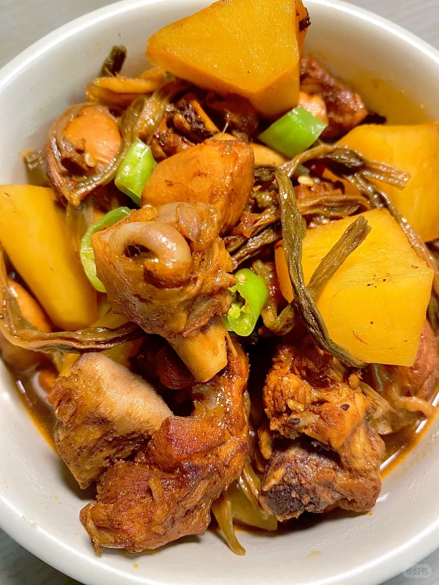 豆角土豆炖鸡的成品图