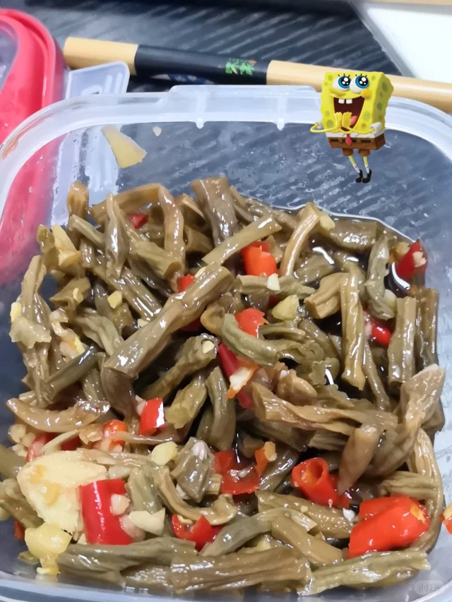 特写俯拍:青翠豆角段与乌黑发亮木耳交错分布,红椒点缀其间;豆角表面油润有光泽,无水渍,木耳边缘微卷显弹性;盘底有少许琥珀色酱汁,无焦糊或汤水,体现‘干香脆嫩’成品标准 豆角炒木耳成品特写图