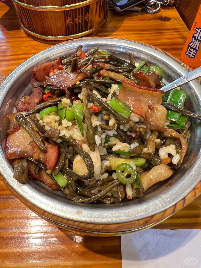 地三鲜盖浇饭摆盘图