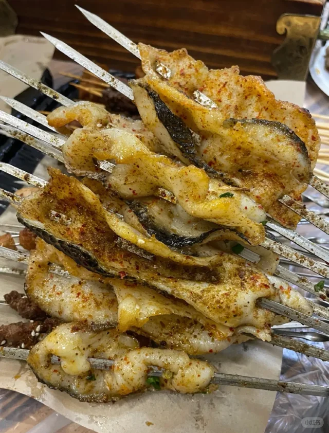 炭火烧烤架上的大葱鸡腿串