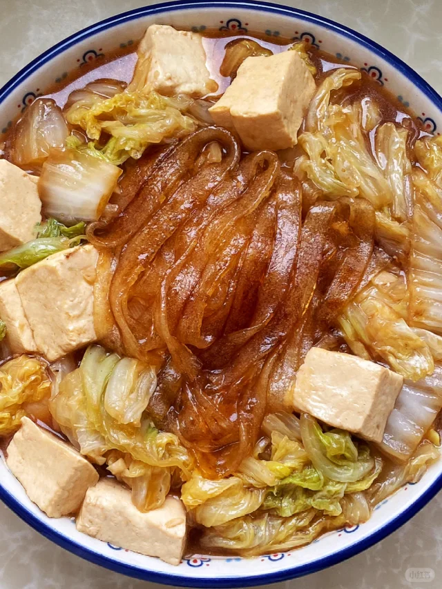 白菜根煮水操作过程：不锈钢锅中清水沸腾，投入洗净切块的白菜根（约4–5cm见方），蒸汽升腾，锅盖半掩，计时器显示“15:00”
