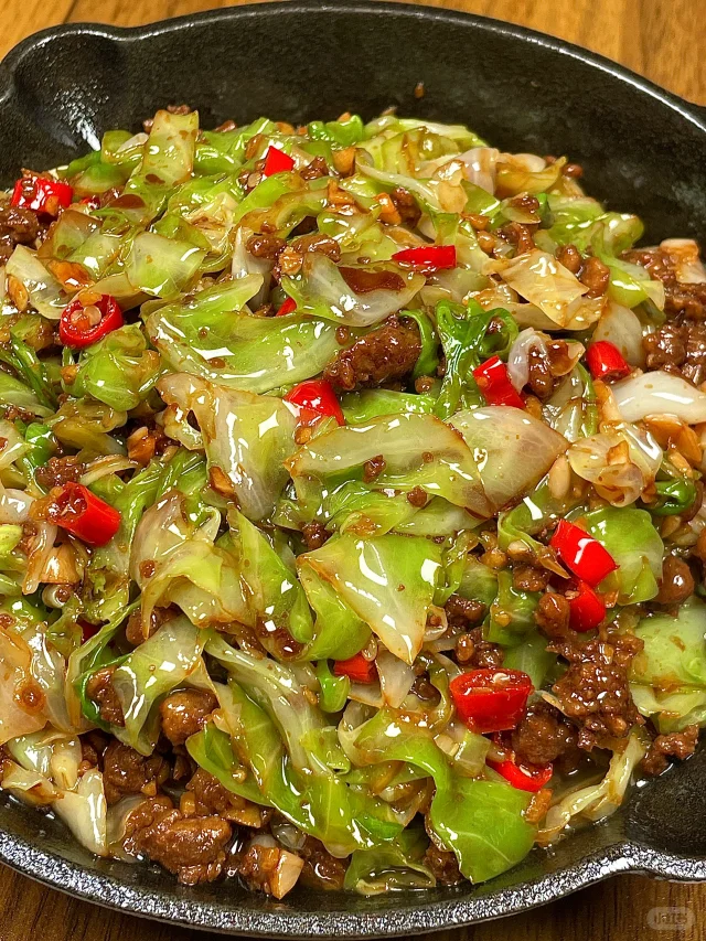 高清俯拍松花菜炒肉成品图:使用黑色砂锅盛装,展现油润光亮的酱汁包裹效果;松花菜朵形态完整无碎,肉丝纤薄均匀呈粉红色,青红椒片色泽鲜亮无蔫软,背景虚化呈现灶台明火余韵 松花菜炒肉出锅特写:深褐色油亮酱汁包裹翠白花球与粉嫩肉丝,青红椒片点缀其间,热气升腾,锅底可见细微焦化酱汁痕迹