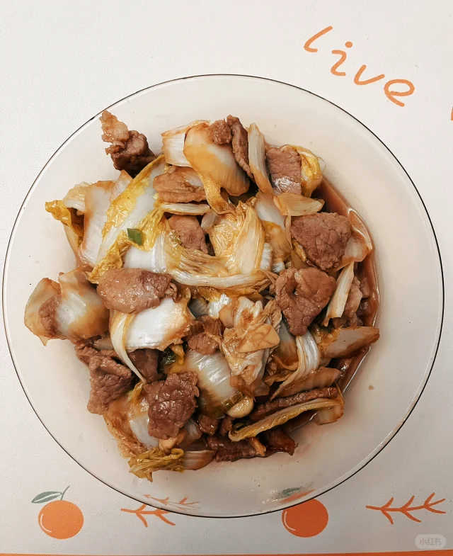 白不老炒肉翻炒过程 白不老炒肉正在锅中翻炒,肉片与蔬菜均匀混合,香气扑鼻
