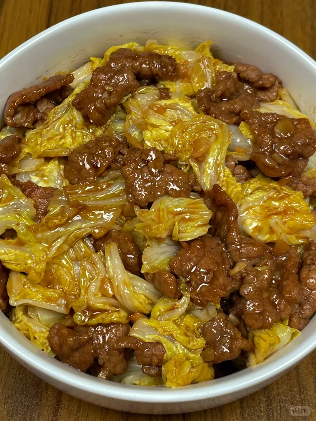 白不老炒肉成品展示 白不老炒肉成品装盘,色泽诱人,肉片与蔬菜搭配均匀