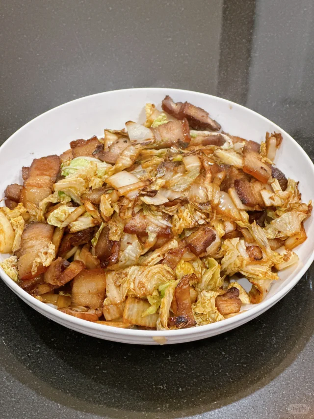 五花肉炖白不老成品图