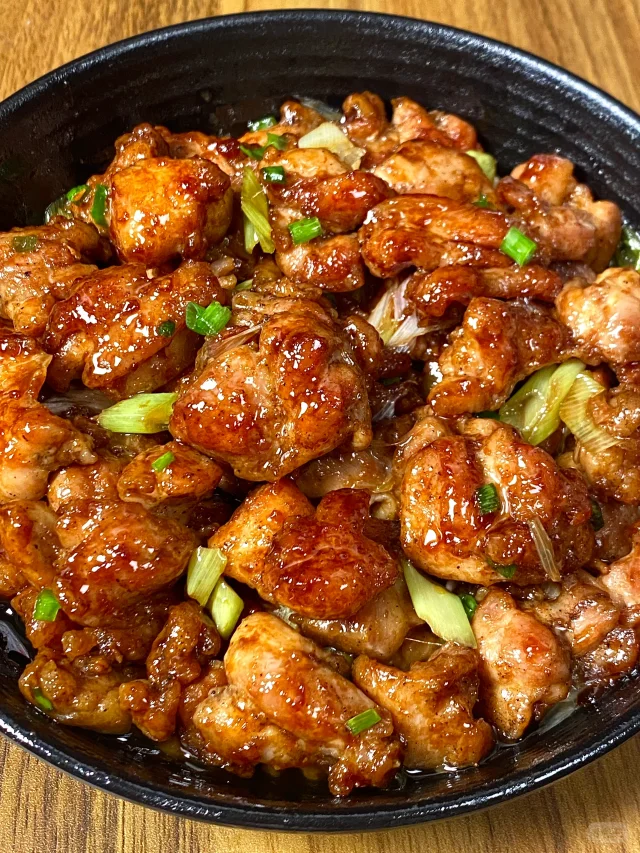 照烧鸡腿堡与配菜搭配展示图