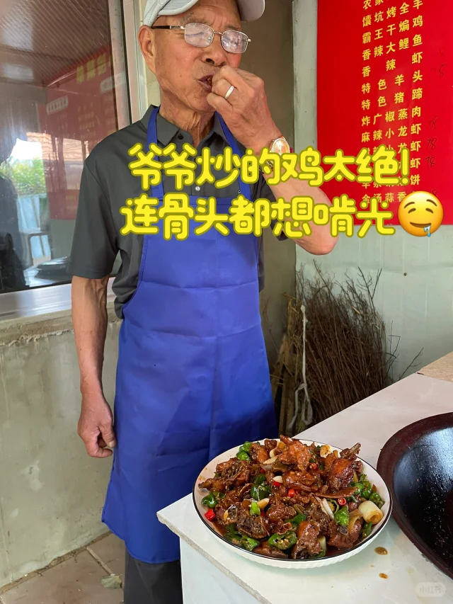 一位银发老人正在厨房中使用不粘锅,将切块的红色西红柿与少许橄榄油一同翻炒,灶台旁摆放着新鲜的番茄和香葱,背景为现代整洁的厨房环境 老年人在厨房用橄榄油烹饪西红柿