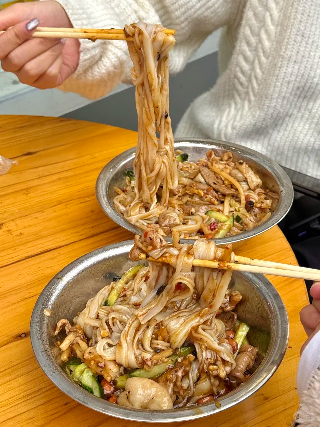 蜜本南瓜三种适老食谱摆拍：左上微波蒸南瓜块（青花瓷盘）、右上南瓜米糊（玻璃杯配硅胶吸管）、下方南瓜籽油拌菠菜（木砧板）