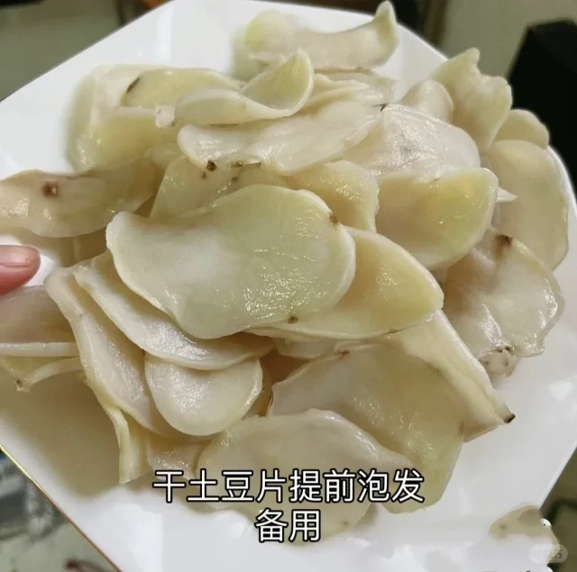 五种土豆干创意吃法拼盘图:高清俯拍,五格布局,分别呈现酱爆(棕红油亮)、凉拌(青红椒翠绿蒜末白)、炖腊肉(琥珀色块状)、烤串(焦边微卷串状)、素汤(清汤浮土豆干与香菇) 五种土豆干美食拼盘:酱爆土豆干油亮裹酱、凉拌土豆干青红椒配蒜末、炖腊肉土豆干软糯吸汁、烤串焦香微卷、素汤清澈见料