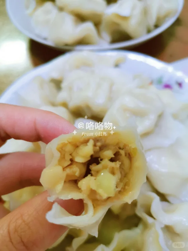 蒜苗香菇豆腐饺子制作过程图,展示馅料搅拌步骤 蒜苗香菇豆腐饺子制作过程图