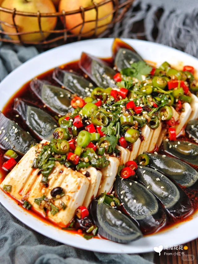 松花菜与烧椒皮蛋创意拼盘