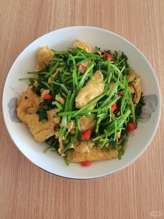 蒿子杆炒鸡蛋,金黄色蛋液包裹翠绿蒿子杆,香气扑鼻,色泽诱人 蒿子杆炒蛋