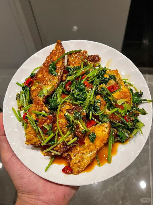 香菜炒鸡蛋成品图,金黄鸡蛋与翠绿香菜完美融合 香菜炒鸡蛋成品图
