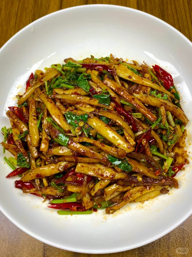 杏鲍菇撕条与盐腌脱水特写