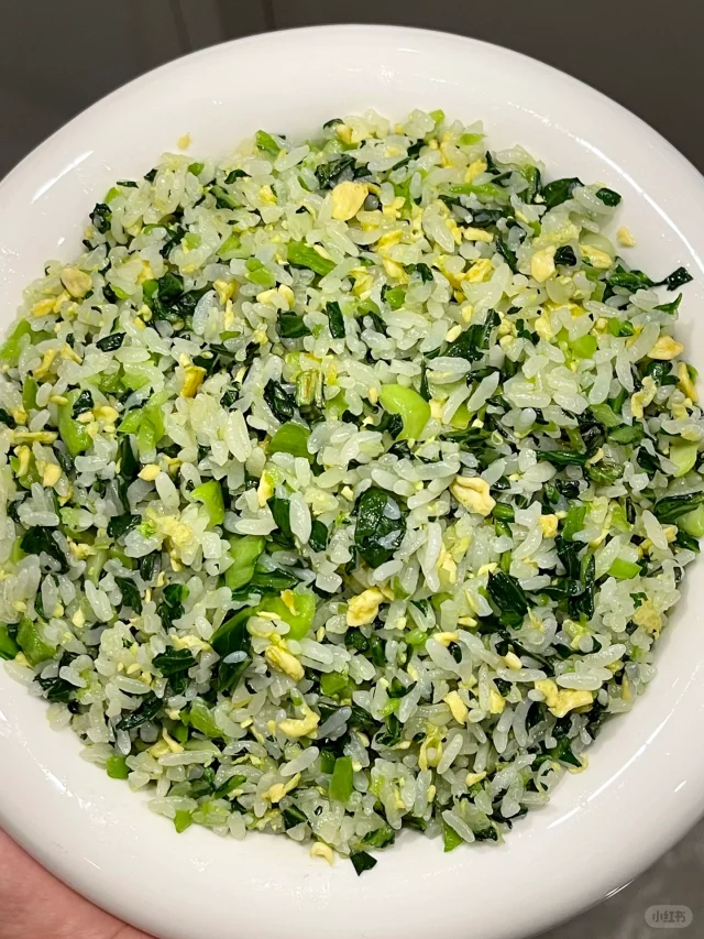 成品甜玉米炒蛋特写：金黄玉米粒颗颗分明、裹薄油光，嫩黄鸡蛋块松软嵌入，翠绿青豆与橙红胡萝卜丁点缀其间，撒有细葱花，盘底无汁水，呈现干香爽脆质感