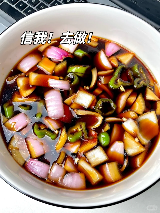 厨房操作台实景：不锈钢盆中盛放冰晶覆盖的紫皮洋葱丝，旁边放置食品级离心机（型号：HR-200），屏幕显示转速800rpm、时间30s，背景可见温度计显示2.3℃