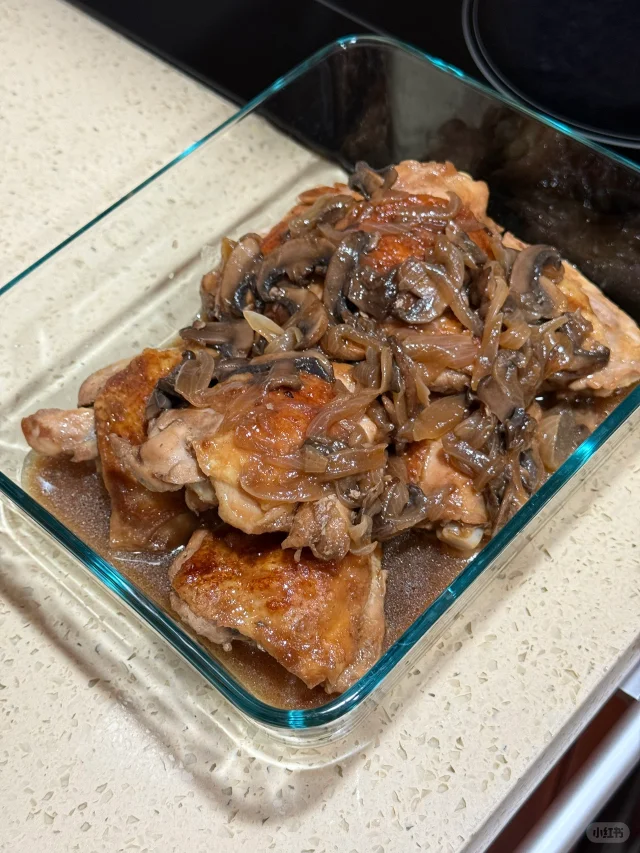 鸡腿菇与洋葱炒制前的食材摆盘