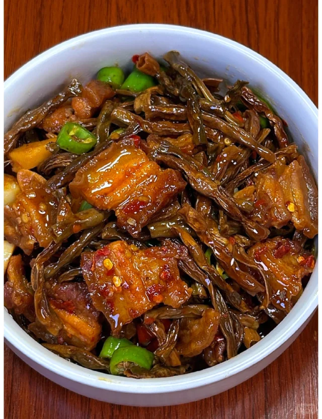 五花肉焖无筋豆成菜高清图:突出豆荚翠绿饱满、酱汁浓亮挂勺、五花肉片肥瘦相间微卷,展现‘软嫩入味不烂’的质感对比 五花肉焖无筋豆成品特写:深褐色五花肉片与翠绿无筋豆交错铺陈于青花瓷盘中,豆荚饱满油亮,表面裹着浓稠酱汁,可见细小气泡,撒少许白芝麻点缀,背景虚化木质餐桌