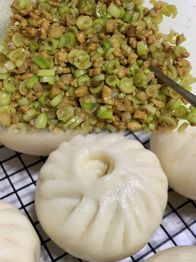 豆角肉饺子成品图,展示饺子外皮晶莹、馅料丰富 豆角肉饺子成品图
