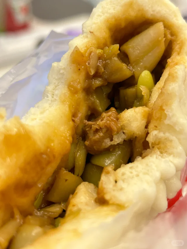 美食成品图:呈现圆包菜饺子的最佳赏味状态——皮薄透亮、形态饱满、色泽清新,热气升腾中展现诱人食欲,细节可见菜丝纹理与肉粒分布,体现‘清脆多汁’核心卖点 刚出锅的圆包菜饺子特写:10个饱满挺立的饺子盛于青瓷盘中,表面油润微光,部分饺子微露翠绿菜丝,盘边点缀几粒枸杞与香菜叶,热气氤氲