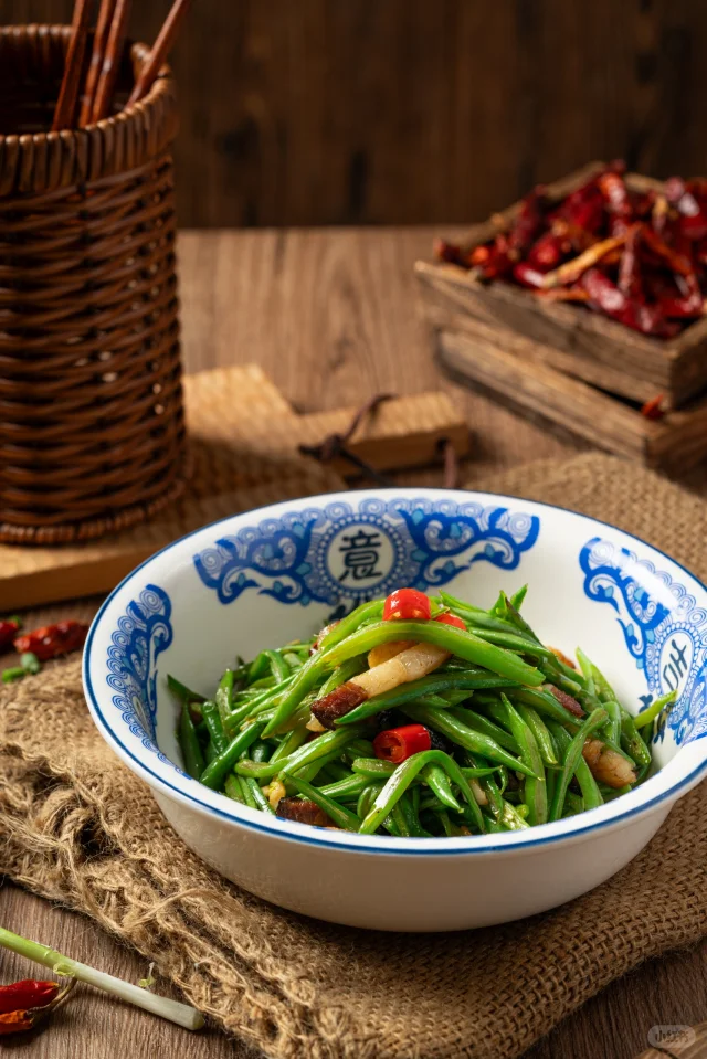 蒸制完成的四季豆装盘特写