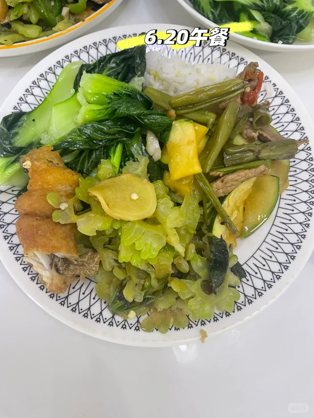 一张信息图展示糖尿病患者的餐盘搭配:左侧为山芹炒菜,中间为主食(糙米饭一小碗),右侧为山竹果肉(仅一小块),上方标注‘GI值’‘份量’‘食用时间’等提示标签,整体风格简洁科普 糖尿病饮食搭配示意图