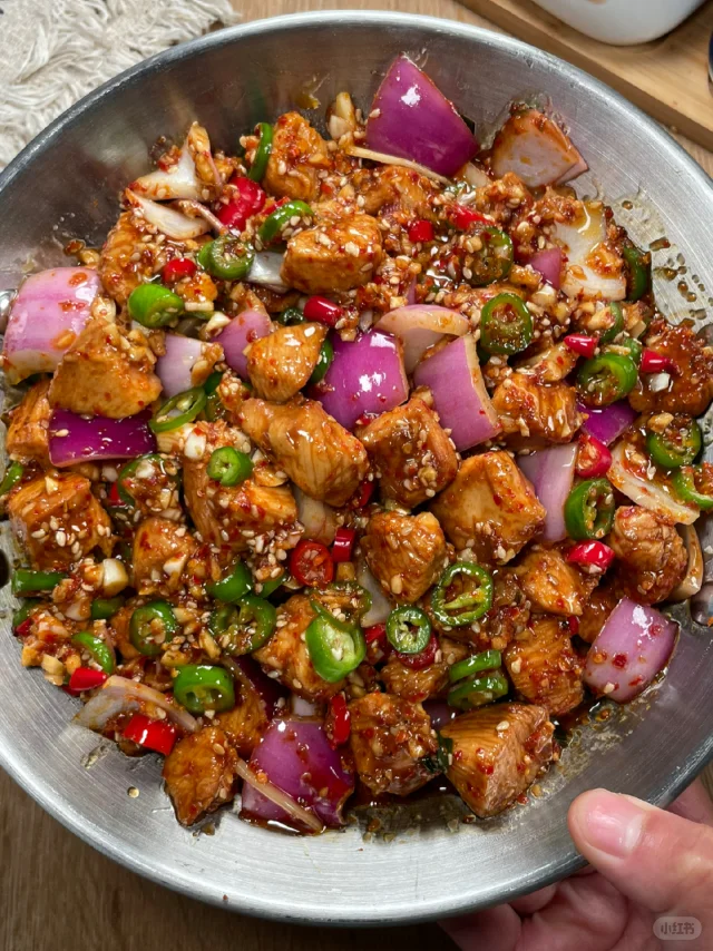 鸡胸肉切丁与腌制过程