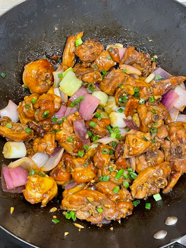 展示鸡块与大葱翻炒、调味、收汁的全过程 鸡腿切块炒制过程