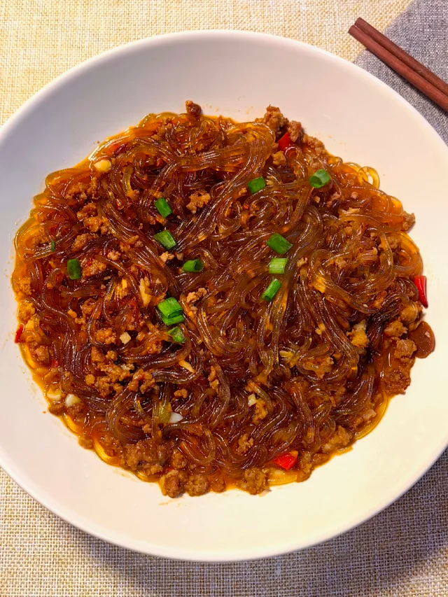 家庭厨房中煮红薯粉场景