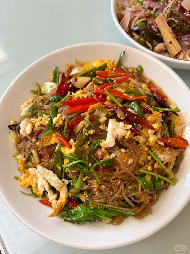 葛根粉条烹饪与餐桌呈现