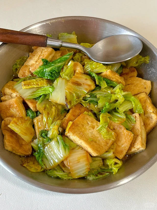 大白菜与北豆腐快炒工艺图:强调'白菜帮先下、豆腐后放、全程中火、90秒出锅'的关键操作节点,展示理想色泽与质地状态 大白菜快炒豆腐过程特写:铁锅中白菜帮段与豆腐块同炒,白菜呈半透明脆绿,豆腐边缘微黄未碎,锅气升腾,无焦糊痕迹