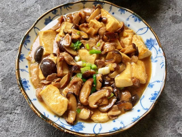 豆腐焯水与香菇泡发过程