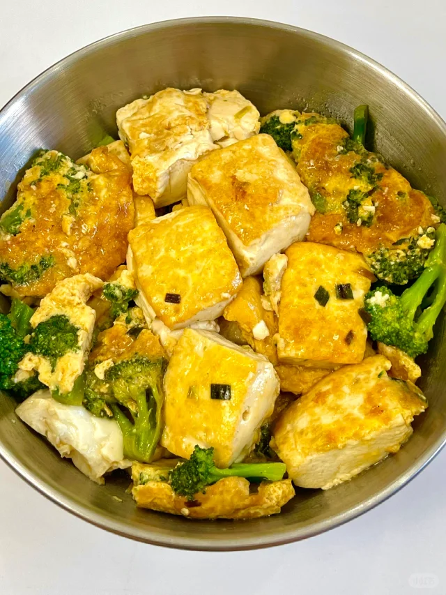 西兰花与鸡蛋营养成分对比图表