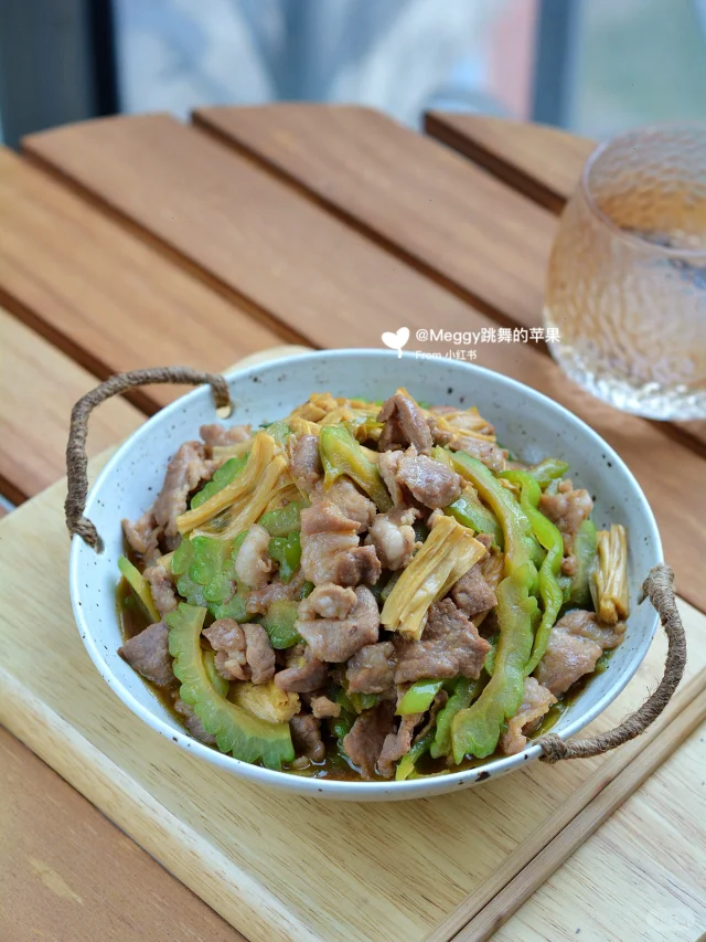 家庭厨房中苦竹笋料理场景