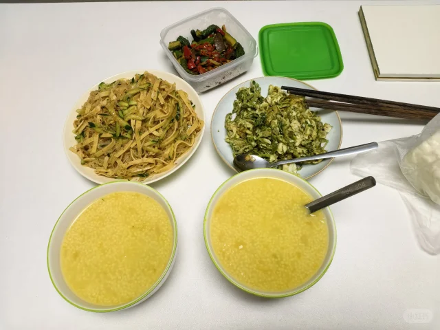 东北家庭晚餐场景