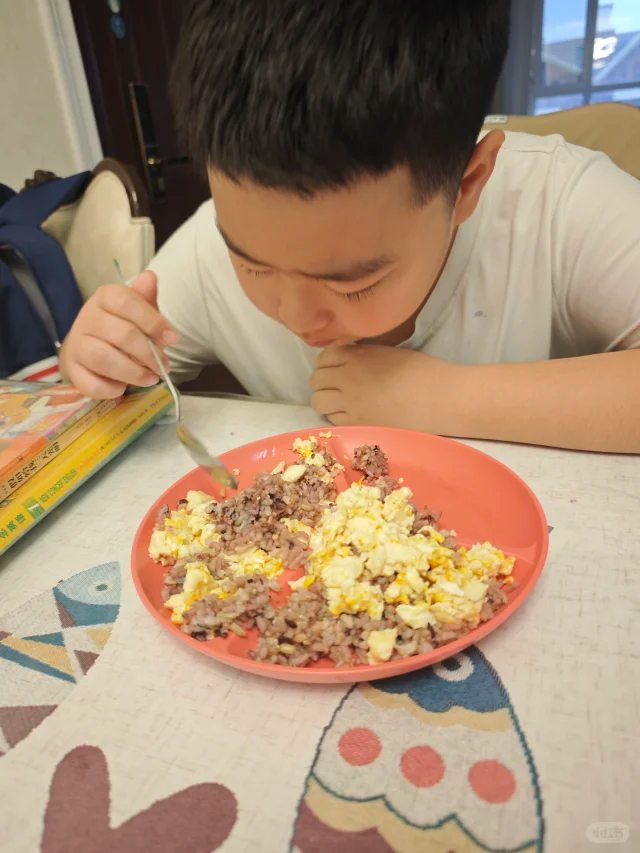 男性用餐场景插画