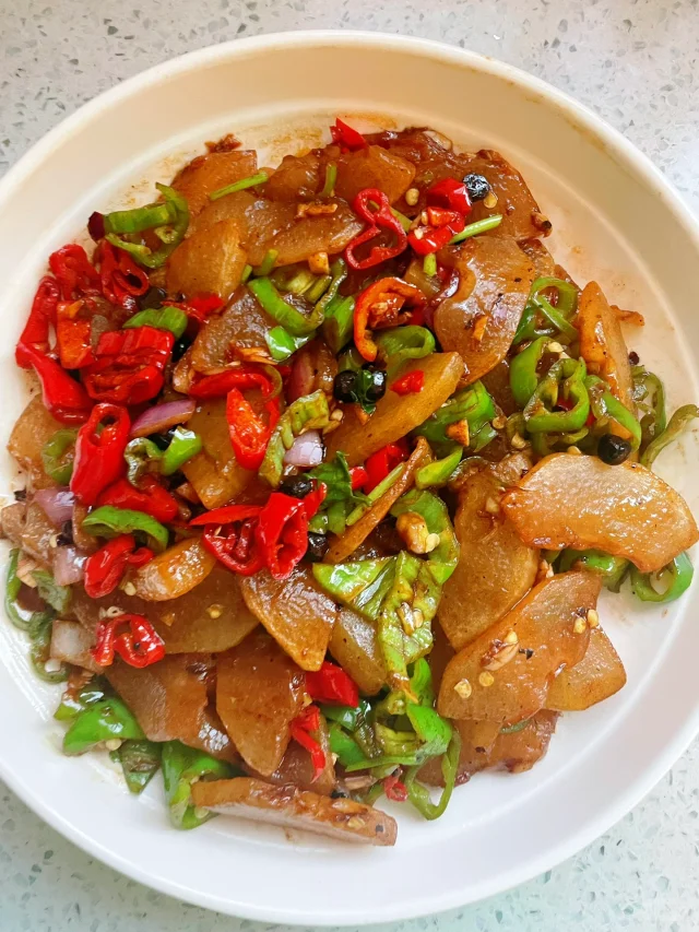家庭厨房场景,清晰展示腌冬瓜全流程核心物料:精准称量的食盐、标准厚度冬瓜片、消毒玻璃罐、现剥蒜末姜末、量取好的生抽与米醋混合汁液,所有物品摆放整洁有序 家庭腌冬瓜操作过程图:竹筛上铺满3mm厚冬瓜片,旁边摆放电子秤(显示25g盐)、玻璃密封罐、蒜末姜末小碟、量杯盛放生抽醋汁
