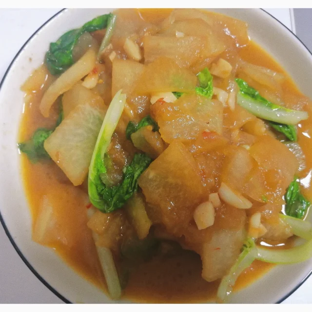 三格构图:左为白瓷碗盛装的平菇菜花蒸蛋羹(表面光滑无气孔、隐约可见浅褐色平菇碎与乳白菜花丁);中为玻璃碗装凉拌双花(色彩明快:玉白菜花、浅褐平菇、翠绿葱花、红椒丝,淋薄芡汁);右为糙米饭拌双花特写(深褐色米粒颗颗分明,裹着琥珀色酱汁与蔬菜丁) 平菇菜花蒸蛋羹与凉拌双花组合图