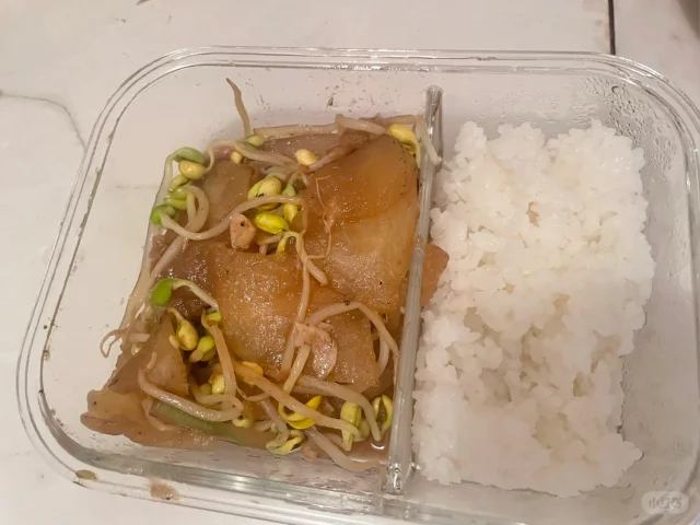 展示一个分层的便当饭盒,上层为冬瓜炒蛋,下层为米饭 冬瓜便当饭盒示意图