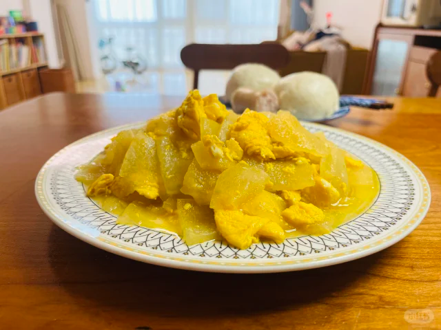一位女性在厨房灶台前翻炒锅中的菜肴,锅中正烹煮着金黄色的鸡蛋与白色的平菇,旁边放置着从冰箱取出的密封袋和平菇包装纸,背景墙上挂着时钟显示傍晚时间,营造出温馨的家常晚餐氛围 家庭烹饪使用储存平菇场景