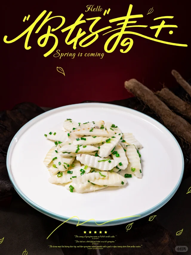 一张俯拍的餐桌场景图,左侧有一盘剥好的白色山竹果肉,中间是一碗晶莹的银耳百合汤,右侧是青翠的山芹炒豆腐,旁边摆放一双筷子和一个小瓷勺,整体色调清新自然,体现健康饮食氛围 山竹与其他食材搭配示意图