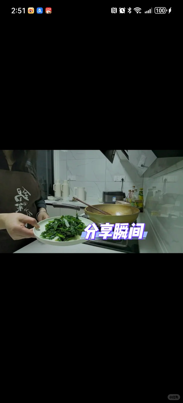 一位家庭主妇正在厨房操作台上将冷藏取出的山药片倒入热锅中翻炒,旁边摆放着胡萝卜片和青椒条,灶台上有‘今日早餐’标识牌,时间显示为早上7:30,体现隔夜保存后安全再利用的生活场景 家庭厨房中山药料理场景图
