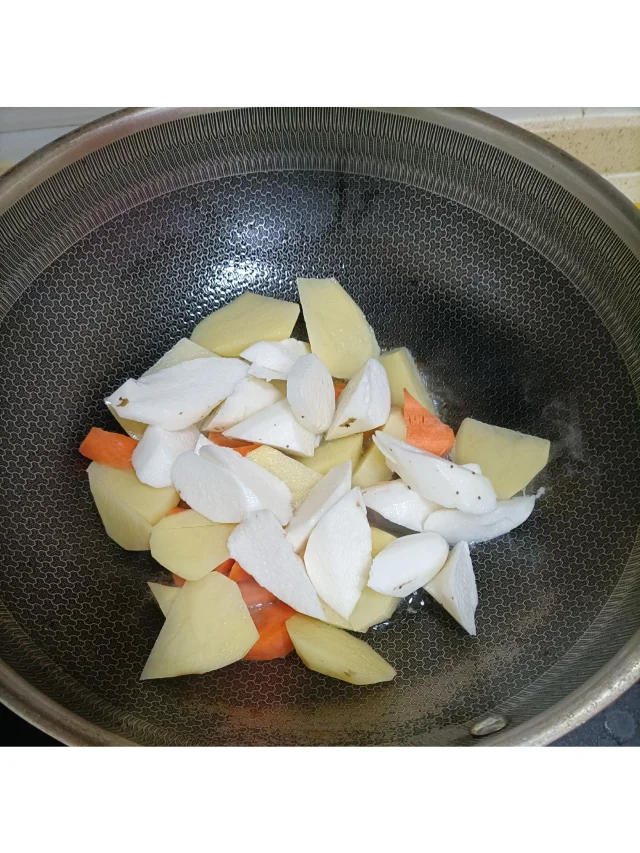 豆角和山药炖煮过程