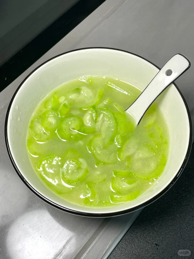 丝瓜根煮水过程图,展示清洗、切片、煮制等步骤 丝瓜根煮水过程图