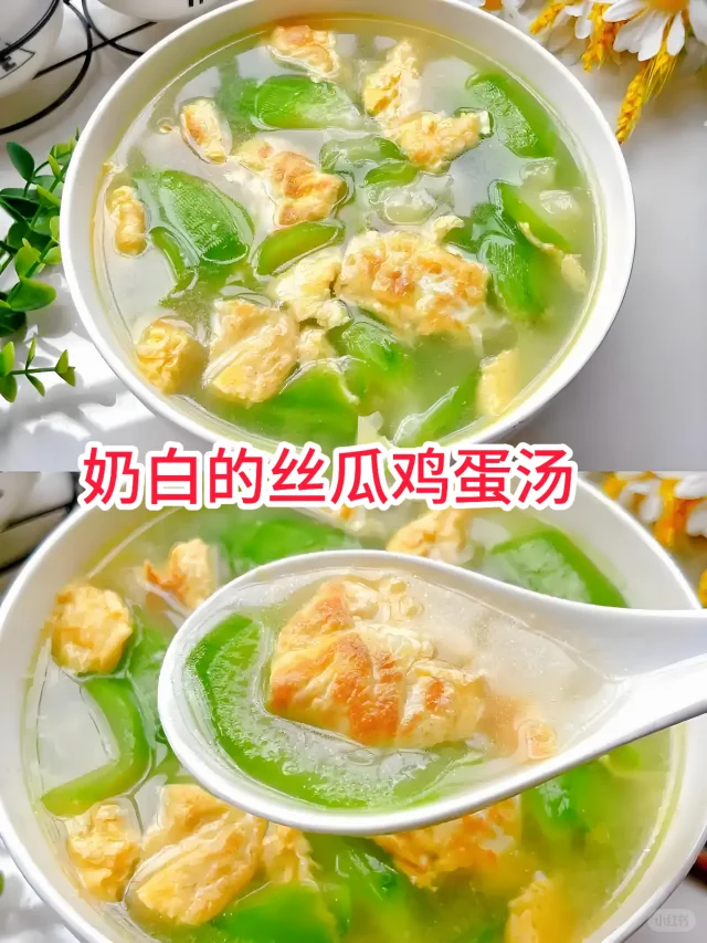 丝瓜荷包蛋煮水特写：青绿细长丝瓜段与完整金黄荷包蛋悬浮于微黄清汤中，汤面浮少量油星，无盐无调味料，背景为素色陶瓷碗与竹制蒸笼